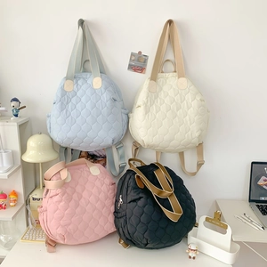 Zaino trapuntato multifunzionale disponibile in azzurro, bianco, rosa e nero