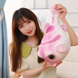 Peluche de poisson-globe rose et blanc montrant sa taille souple et sa texture douce