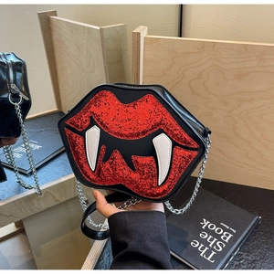 Détail du sac à lèvres à paillettes rouges avec dents blanches et chaîne en argent fin