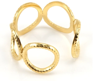 Detalle del anillo chapado en oro 18K con eslabones entrelazados y textura de cuerda