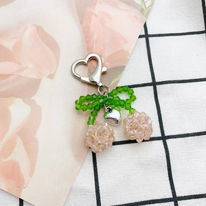 Portachiavi a ciliegia in cristallo rosa con fiocco verde e ciondolo a cuore