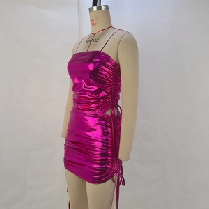 Detail des metallisch-magenta Minikleides mit seitlichen Kordelzügen und Raffungen