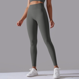 Details der nahtlosen High-Waist-Yogahose in Dunkelgrau mit Fokus auf den Kompressionseffekt