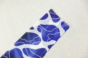 Gros plan détaillé sur le motif abstrait bleu du tissu en maille semi-transparente