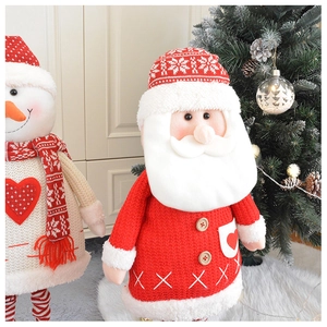 Dettaglio di Babbo Natale e pupazzo di neve in maglia con motivi a cuore e bottoni in legno