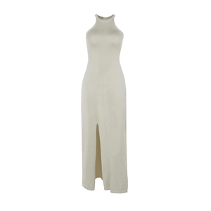 Elegante beige haltergebreide maxi-jurk met zijsplit voor een stijlvolle zomerse look