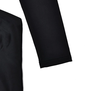 Gros plan détaillé du poignet en maille noire extensible avec coutures de haute précision