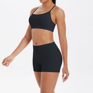 Détails du short de fitness noir taille haute et du soutien-gorge de sport sur mannequin