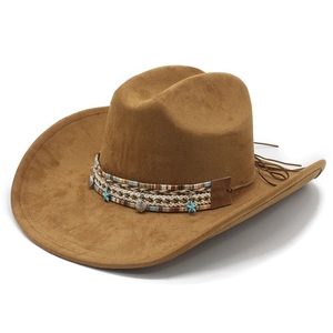 Chapeau de cowboy ethnique en daim marron avec pendentifs coquillages et ruban tissé