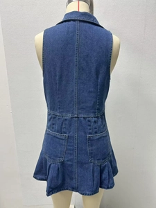 Vista posteriore di un abito denim blu scuro con scollo all'americana e orlo a pieghe