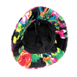 Détail intérieur du chapeau bob en peluche avec doublure noire et cordons de réglage