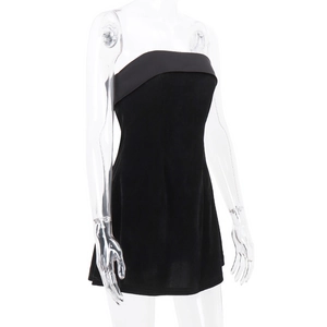 Detalle de un vestido palabra de honor de terciopelo negro con textura de satén en maniquí
