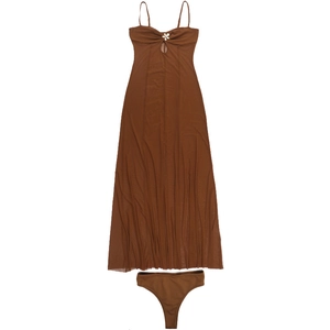 Détail à plat de la robe longue en maille marron avec fleurs blanches et culotte assortie