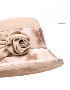 Primo piano di un elegante cappello estivo con tesa larga e dettaglio floreale decorativo