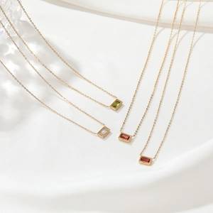 Elegante Halsketten mit rechteckigen Edelsteinen in vier Farben und feiner Goldkette