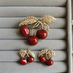 Coffret détaillé avec broche cerise en émail rouge et boucles d'oreilles strass