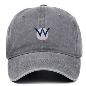 Détail de la casquette en coton gris foncé délavé avec broderie W bleue et style vieilli
