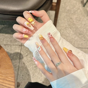 Faux ongles Capybara faits main avec ours 3D et nœud papillon sur forme cercueil