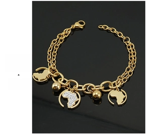 Détail du bracelet doré à double chaîne avec charms carte d'Afrique et strass brillants