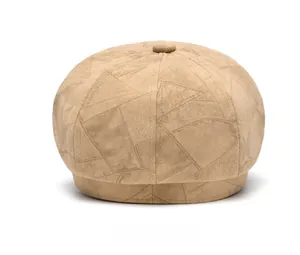 Vista trasera de la gorra tipo boina color caqui con patchwork geométrico y piel de ante