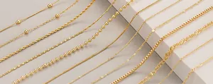 Dettaglio di varie collane minimaliste con placcatura in oro 18 carati e maglie