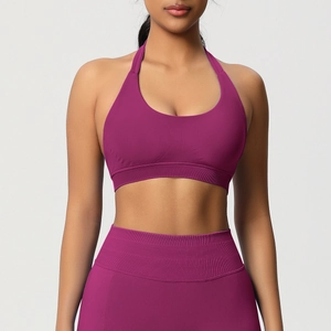 Détail de la taille côtelée haute élasticité et de la brassière de sport magenta