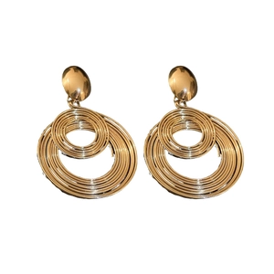 Boucles d'oreilles dorées à cercles concentriques multicouches au design géométrique