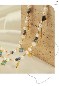 Détail d'un collier de perles fait main avec pierres bleues et breloques dorées