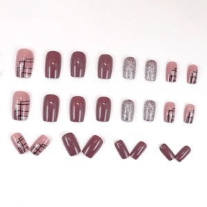 Short glitter press-on nails set with minimalist lines in mauve, purple and silver