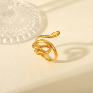Vue détaillée d'une bague serpent dorée en acier inoxydable avec fini mat