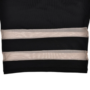 Détail de l'ourlet de robe noire avec doubles bandes en maille beige et texture tricot
