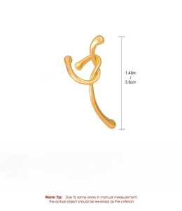 Vista dettagliata dell'ear cuff a nodo dorato con misure precise e dimensioni di 3,8 cm