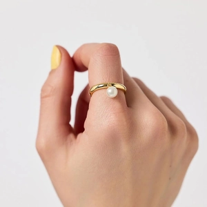 Elegante anello in acciaio inossidabile oro 18k con perla d'acqua dolce sulla mano
