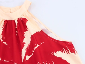 Détail du col rond et imprimé palmier rouge sur une robe d'été légère sans manches