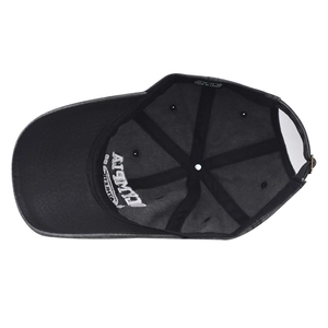 Détail de l'intérieur d'une casquette en coton montrant les coutures et la boucle en métal