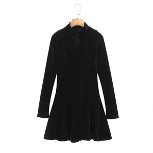 Robe mini élégante en velours noir à manches longues avec col montant et découpe à la poitrine