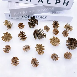 Détails de pommes de pin artificielles sur texture neige pour déco Noël DIY
