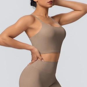 Détail du haut de yoga sans couture aux tons terre avec fines bretelles et texture côtelée