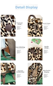Dettaglio dello zaino in peluche leopardato con tasche laterali e toppa logo in pelle