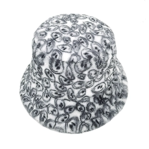 Chapeau bob en peluche d'hiver avec motif léopard en fausse fourrure grise et design doux