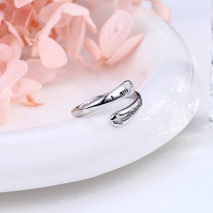 Primo piano di un anello in argento sterling S925 con inciso il testo I am enough