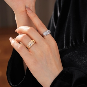 Nahaufnahme von 18K vergoldeten und silbernen Ringen mit Zirkonia-Besatz am Modell
