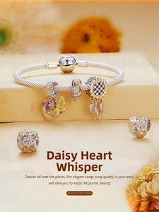 Detailaufnahme von S925 Sterlingsilber Gänseblümchen- und Bienen-Anhängern auf Armband