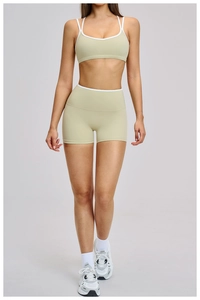 Dettaglio completo di set yoga verde salvia elastico con bordi bianchi e reggiseno