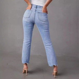 Jeans azzurri a gamba larga da donna con tasche posteriori e orlo sfrangiato