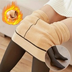 Detail von warmem Fleece-Futter und transparenter schwarzer Außenschicht der Leggings