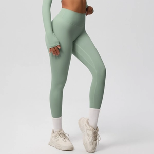 Detail van een mintgroene yoga legging met hoge taille en naadloze sportieve stretchstof
