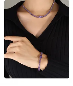 Dettaglio di un set di gioielli placcati in oro con zirconi viola taglio smeraldo di lusso
