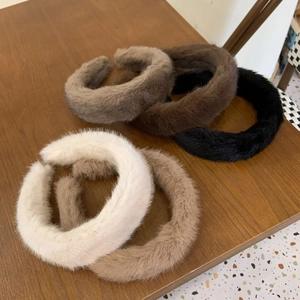 Serre-têtes en fausse fourrure pelucheuse en crème, kaki, marron et noir sur bois