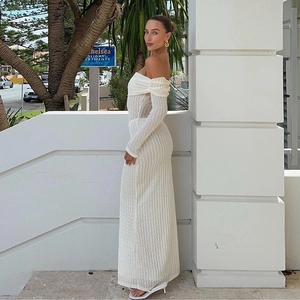 Robe longue blanche à épaules dénudées avec texture crochet et manches longues pour soirée